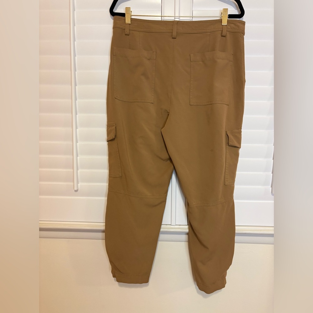 Banana Republic Women's Tan Cargo Joggers - Picture 4 of 9
